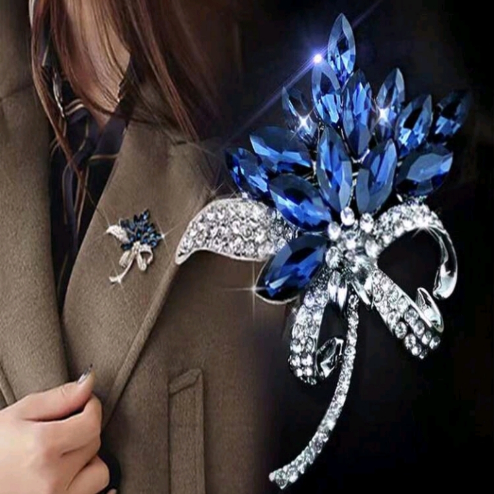 Elegant Crystal Flower Brooch for Women - Perfect for Scarves, Shawls